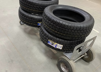 Rubber for defenders, headphones, uniform, blanket, medical first aid kits flew to the front to help.